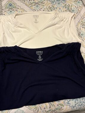 Jones New York Women's V-Neck Shirred Shoulder Top - Navy & White
